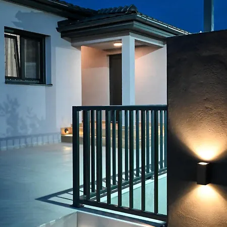 Modern House With Pool & Indoor Heated Jacuzzi *