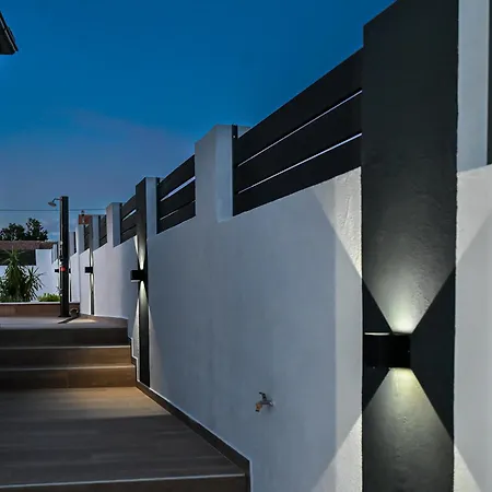 Modern House With Pool & Indoor Heated Jacuzzi Vlasnovic
