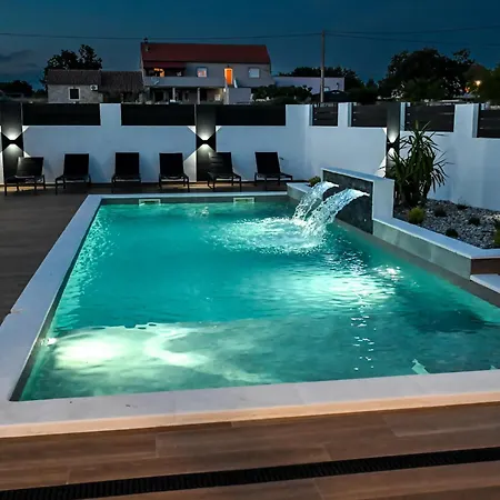 빌라 Modern House With Pool & Indoor Heated Jacuzzi *