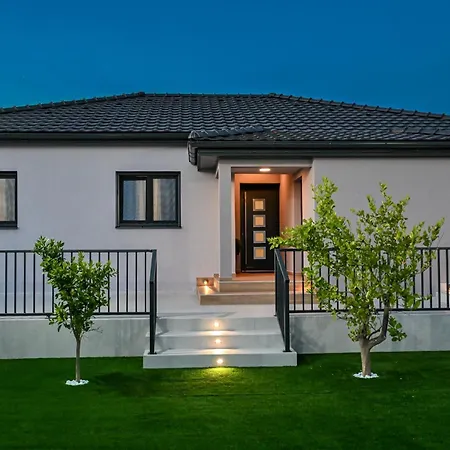 Modern House With Pool & Indoor Heated Jacuzzi Vlasnovic