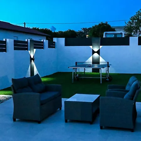 빌라 Modern House With Pool & Indoor Heated Jacuzzi *