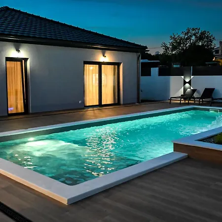 Modern House With Pool & Indoor Heated Jacuzzi