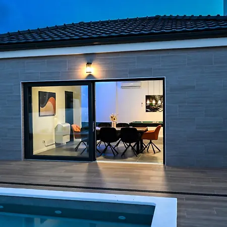 Modern House With Pool & Indoor Heated Jacuzzi *