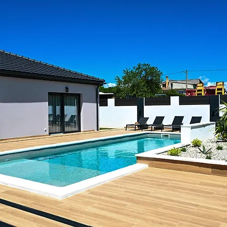 Modern House With Pool & Indoor Heated Jacuzzi 빌라