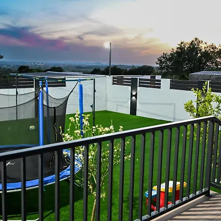 빌라 Modern House With Pool & Indoor Heated Jacuzzi Vlasnovic