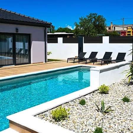 Modern House With Pool & Indoor Heated Jacuzzi 빌라 Vlasnovic