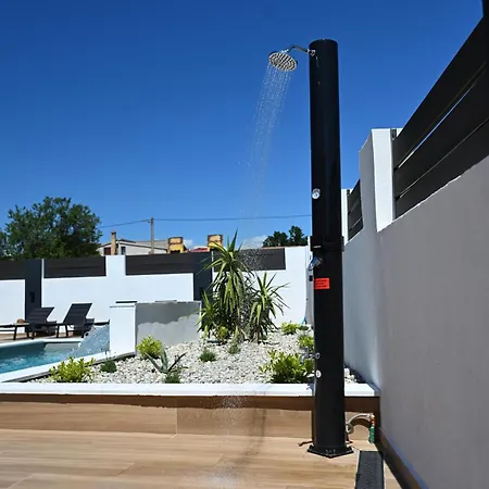 Modern House With Pool & Indoor Heated Jacuzzi 빌라 *