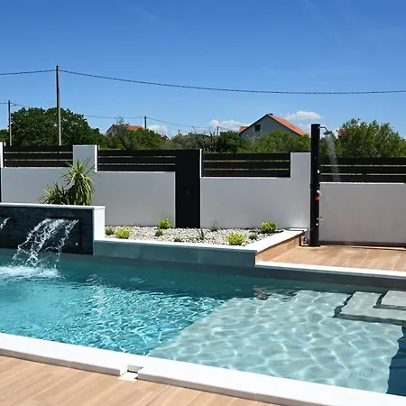 Modern House With Pool & Indoor Heated Jacuzzi Vlasnovic