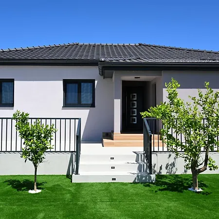 Modern House With Pool & Indoor Heated Jacuzzi *